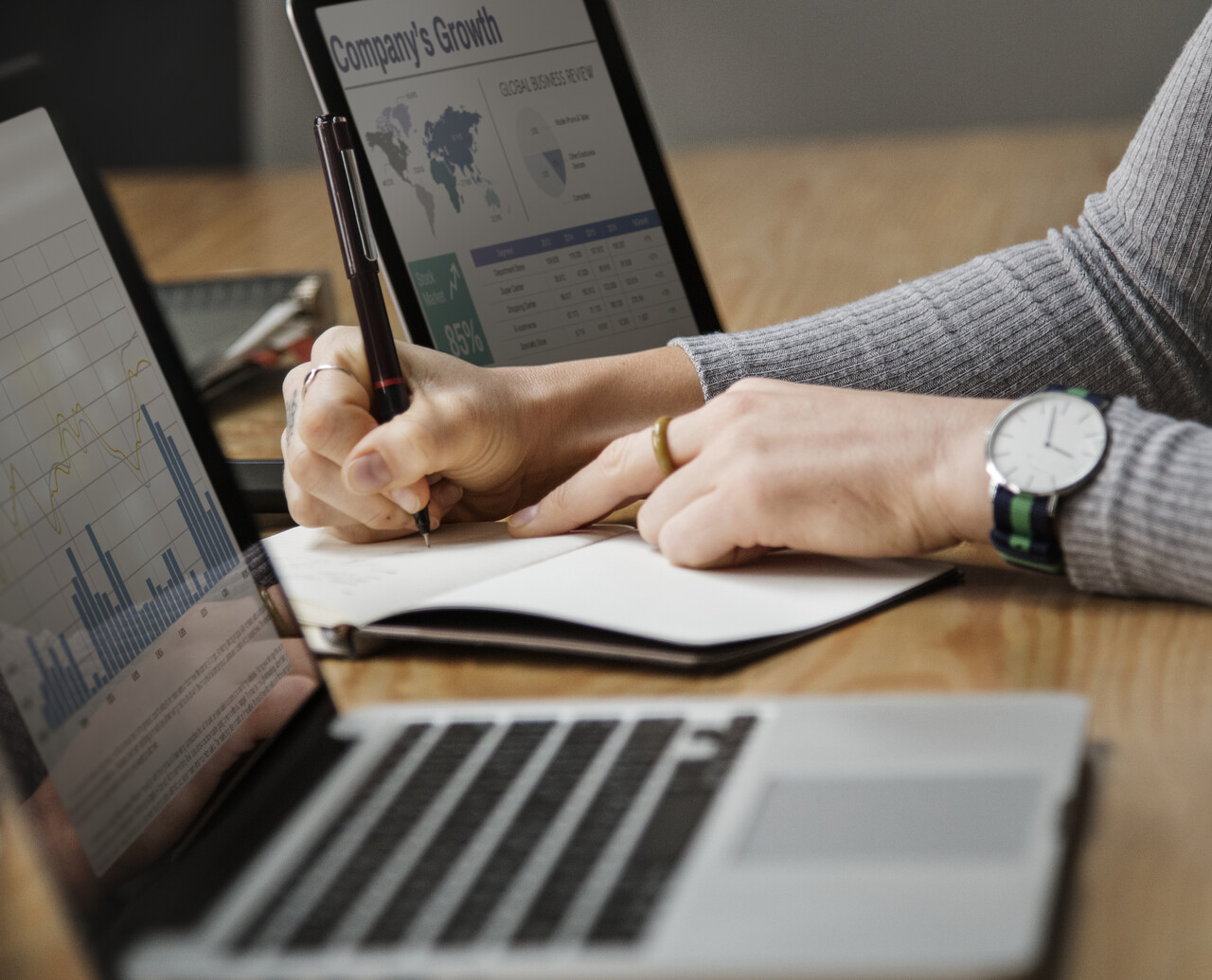 Ludzie pracujący przy laptopie podczas warsztatów